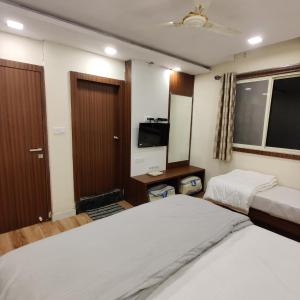 מיטה או מיטות בחדר ב-Hotel Shreeji Residency