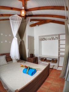 Postel nebo postele na pokoji v ubytování Gîte Kaz à Topaze, piscine, jardin tropical