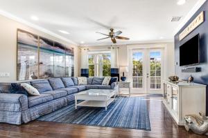 un soggiorno con un divano e una TV di LaMedeira 305 Unit A a Holmes Beach