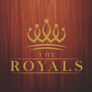 The Royals Home Stay في دوغار: باب خشبي عليه تاجان
