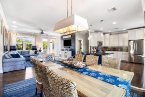 una cucina e un soggiorno con tavolo e sedie di LaMedeira 305 Unit A a Holmes Beach
