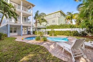 una villa con piscina di fronte a una casa di LaMedeira 305 Unit A a Holmes Beach