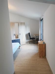 1 dormitorio con 1 cama y 1 mesa con silla en Maison indépendante avec piscine, 10min Avignon, en Pujaut