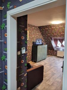 una entrada a una habitación con una pared cubierta de ingredientes alimentarios en Márti 3 Bedroom Apartment en Debrecen