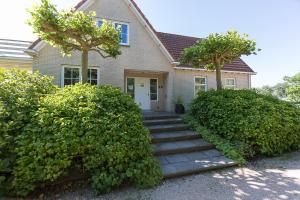 une maison avec un escalier menant à la porte d'entrée. dans l'établissement Hello Zeeland - Appartement Brouwerijweg 43-2, à Domburg