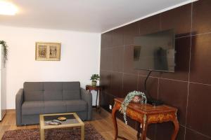 Terreirinho 1 e 2 في شقبان: غرفة معيشة مع أريكة وطاولة