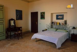 a bedroom with a bed and a table and a mirror at Appartamenti Sole alle Torri in Assisi
