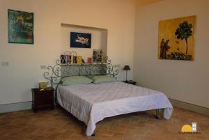- une chambre avec un lit dans l'établissement Appartamenti Sole alle Torri, à Assise