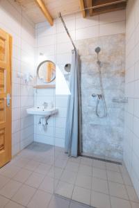 A bathroom at Kormorán panzió Még 18 kép