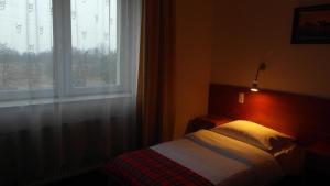 Postel nebo postele na pokoji v ubytování Hotel Julianów