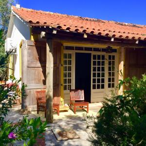 una casa con dos sillas y una puerta en Lovely quinta in nature with pool - Tomar, en Pero Calvo