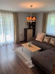 a living room with a couch and a table at Appartement Centerbase Salzburgerland in Sankt Veit im Pongau