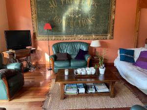 Yamina Lodge في كاب فيريه: غرفة معيشة مع أريكة وطاولة قهوة