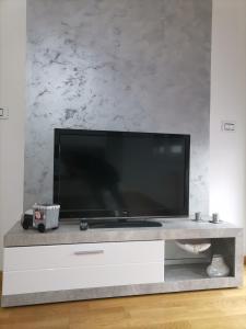 TV i/ili multimedijalni sistem u objektu Apartman Mima