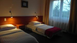 Postel nebo postele na pokoji v ubytování Hotel Julianów