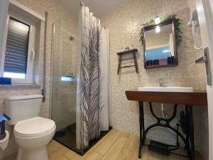 Ninho D'Arara في توندلا: حمام مع مرحاض ومغسلة ودش