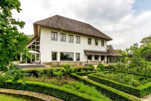 une maison avec un jardin en face dans l'établissement Luxury Raesborre Domain, à Louvain