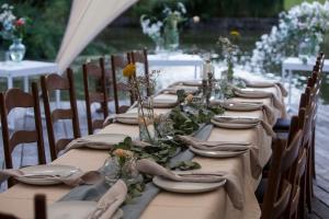 una mesa larga con platos y servilletas. en Luxury Raesborre Domain, en Lovaina