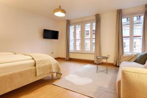 En eller flere senge i et værelse på homie stay Karmeliten Apartments + 14 billeder