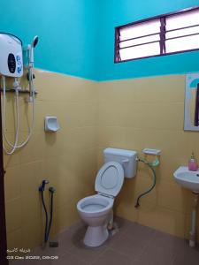 een badkamer met een toilet en een wastafel bij EMBUN 2 LANGKAWI HOMESTAY in Pantai Cenang