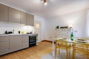 a kitchen with a table and a dining room at Central, modern city apartments - by homekeepers in Würzburg