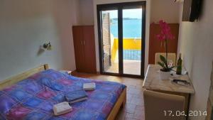 Posteľ alebo postele v izbe v ubytovaní Room in Rovinj with sea view, balcony, air conditioning, W-LAN 81-4