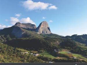 uma montanha no meio de um vale verde em SUÍTE EM PEDRA AZUL - Condomínio VISTA AZUL em Domingos Martins