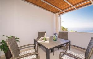 a dining room with a table and chairs and the ocean at 2 Bedroom Cozy Home In Dingac-potocine in Potomje