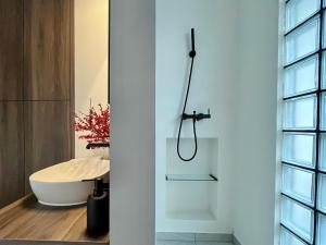 a bathroom with a bath tub and a sink at apartament Izabeli Janiszewskiej in Jelenia Góra