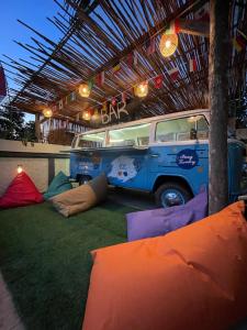 uma carrinha azul estacionada debaixo de um edifício com uma tenda em Lembongan Hostel em Nusa Lembongan