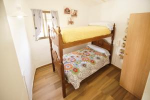 Casa singular y con encanto客房内的一张或多张床位
