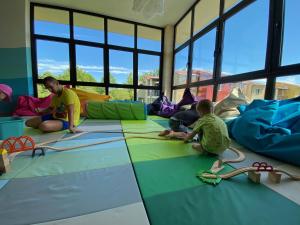 - un groupe d'enfants jouant au même étage dans l'établissement Belvedere Village, à Castelnuovo del Garda