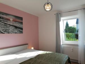 1 dormitorio con cama y ventana en M-OASE Feeling Design I Küche I Netflix I Balkon, en Brunswick