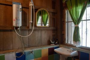 ein Bad mit einem Waschbecken und einem Spiegel in der Unterkunft Art House at Chiangdao - Moon House in Chiang Dao