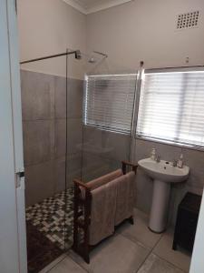 a bathroom with a shower and a sink at Uitzicht in Beaufort West