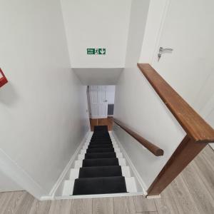 una escalera con suelo blanco y negro en Lovely Home away from home! en Bexleyheath
