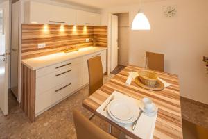 Kuchyň nebo kuchyňský kout v ubytování Ferienwohnung Pfaffenweiler