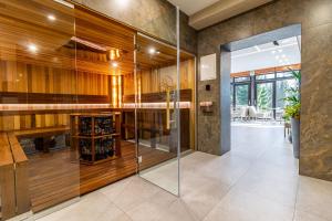 een proefruimte met houten lambrisering en een glazen deur bij Shelter Apart Hotel in Boekovel