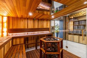 una sauna con pareti in legno e pavimenti in legno di Shelter Apart Hotel a Bukovel