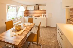 Kuchyň nebo kuchyňský kout v ubytování Ferienwohnung Pfaffenweiler