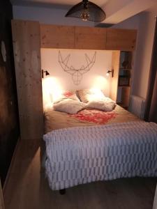 A bed or beds in a room at Station Les Deux Alpes, le Refuge du Diable, front de neige, 4/6 personnes