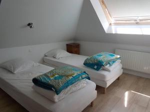 Ty Joé, grande et belle maison de caractère في سارزو: سريرين توأم في غرفة بها نافذة