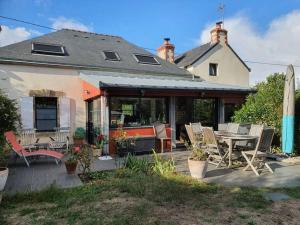 Ty Joé, grande et belle maison de caractère في سارزو: منزل مع فناء مع طاولة وكراسي