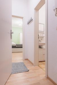 un pasillo con una puerta que conduce a un dormitorio en GREENs - ruhige schöne 1RWhg gut gelegen mit Balkon en Dresden