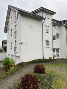 a white house with the abbreviation sr written on it at Ferienwohnung Hegau in Hilzingen