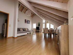 uma sala de estar com um sofá e uma mesa em Ferienwohnung Hegau em Hilzingen