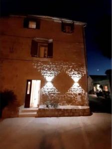um edifício com luzes na lateral em Casa Ruben, private stone house em Vis