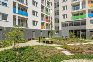 un edificio de apartamentos con jardín frente a él en Laurel Bay Apartment, en Budapest