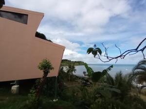 a view of the ocean from a house at Tapirus Playa in Drake