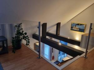 eine Treppe in einem Haus mit einer Glaswand in der Unterkunft Studio Snäckeberg in Åsa